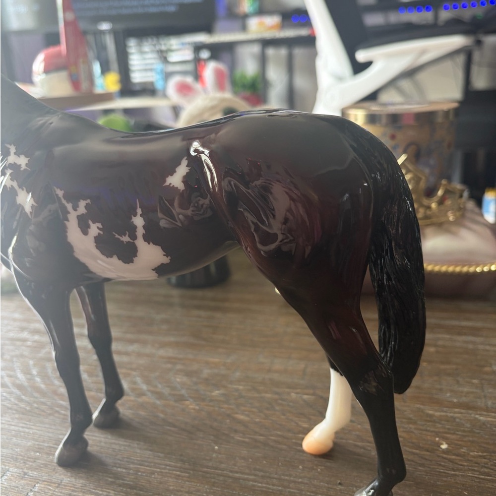 Breyerfest 2024 Girls Run The World Surprise Model GLOSSY Bay Overo 1/375 - Picture 3 of 6